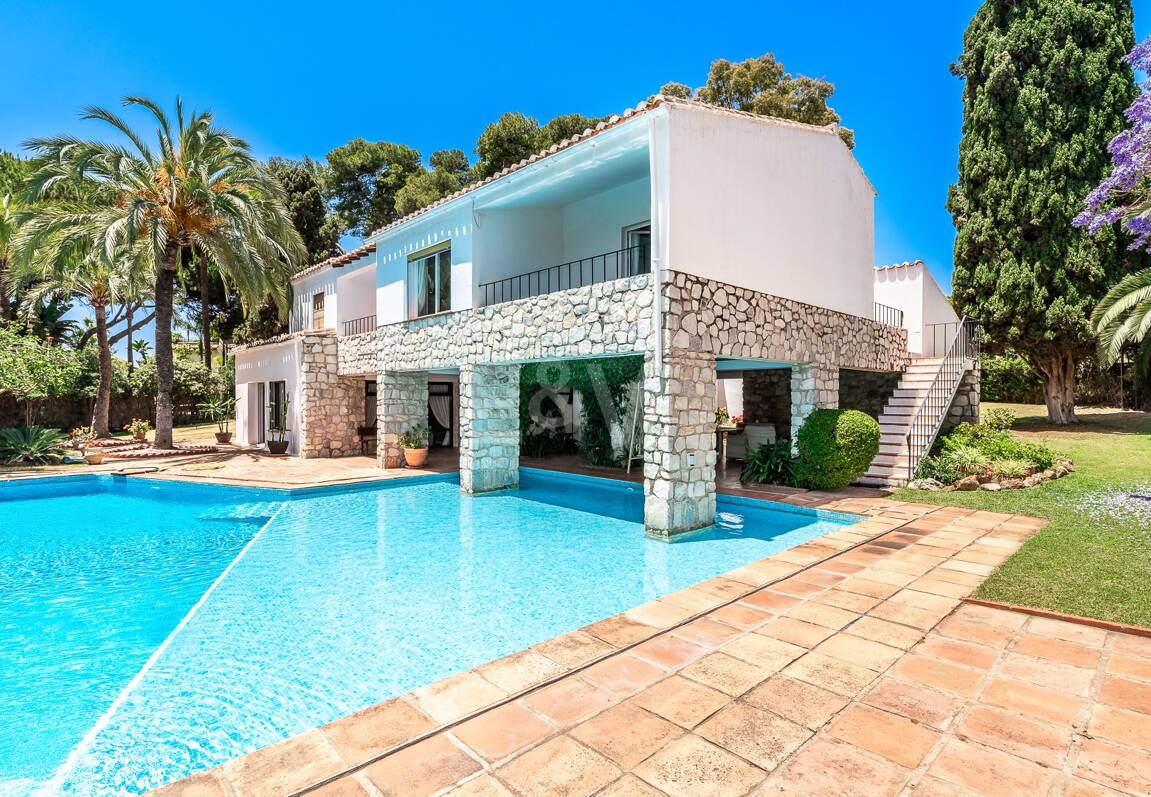 Investment Opportunity 200m from the Beach, Large Plot with Villa in Reserva de los Monteros