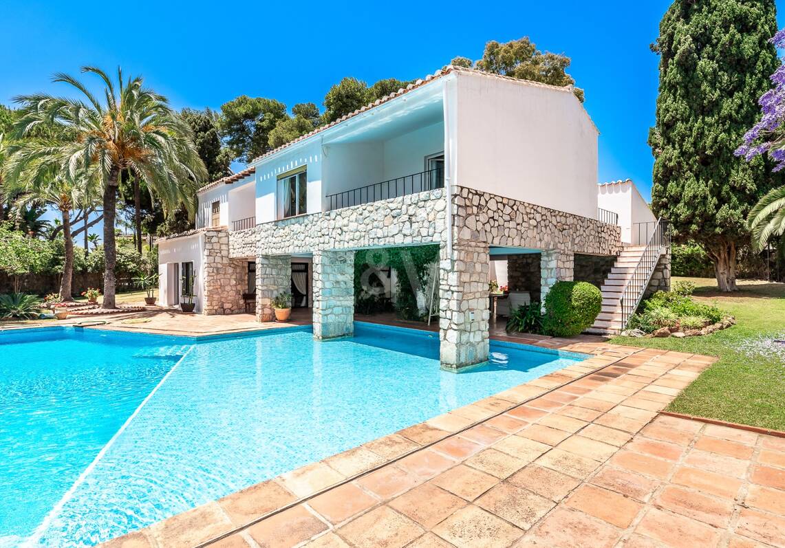 Oportunidad de inversión a 200m de la playa, amplia parcela con villa en Reserva de los Monteros