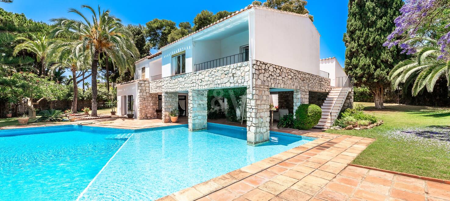 Investment Opportunity 200m from the Beach, Large Plot with Villa in Reserva de los Monteros