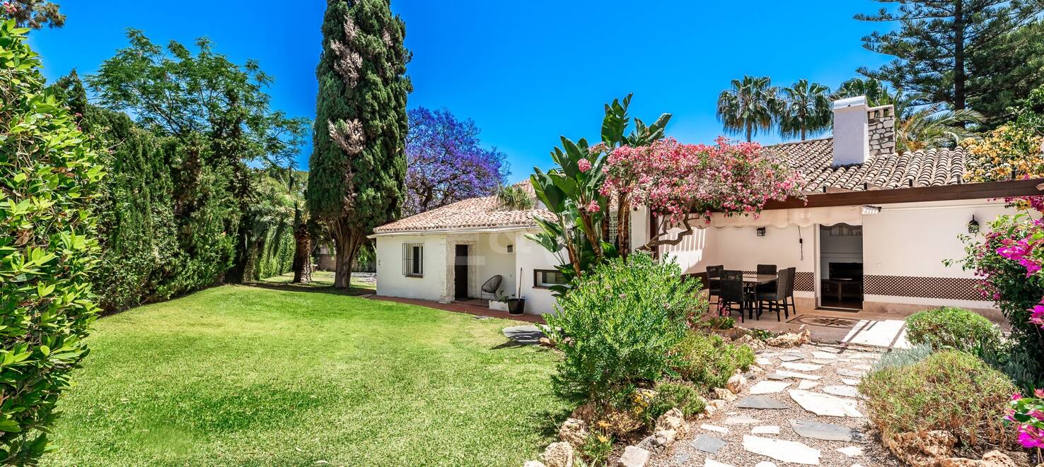 Investment Opportunity 200m from the Beach, Large Plot with Villa in Reserva de los Monteros
