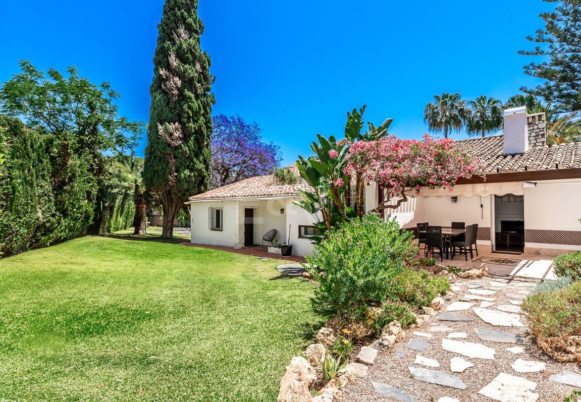 Investment Opportunity 200m from the Beach, Large Plot with Villa in Reserva de los Monteros