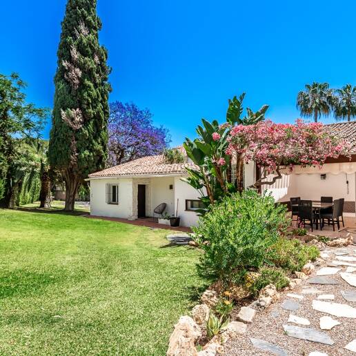 Investment Opportunity 200m from the Beach, Large Plot with Villa in Reserva de los Monteros