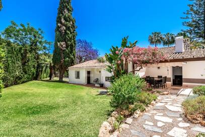 Investment Opportunity 200m from the Beach, Large Plot with Villa in Reserva de los Monteros