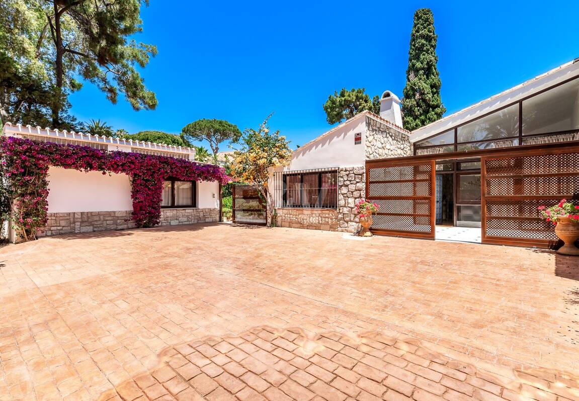 Investment Opportunity 200m from the Beach, Large Plot with Villa in Reserva de los Monteros