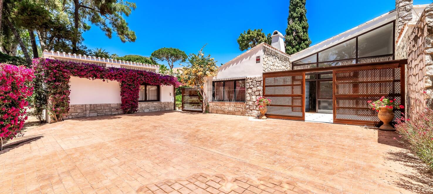 Investment Opportunity 200m from the Beach, Large Plot with Villa in Reserva de los Monteros