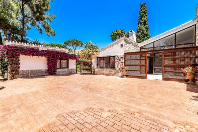 Investment Opportunity 200m from the Beach, Large Plot with Villa in Reserva de los Monteros