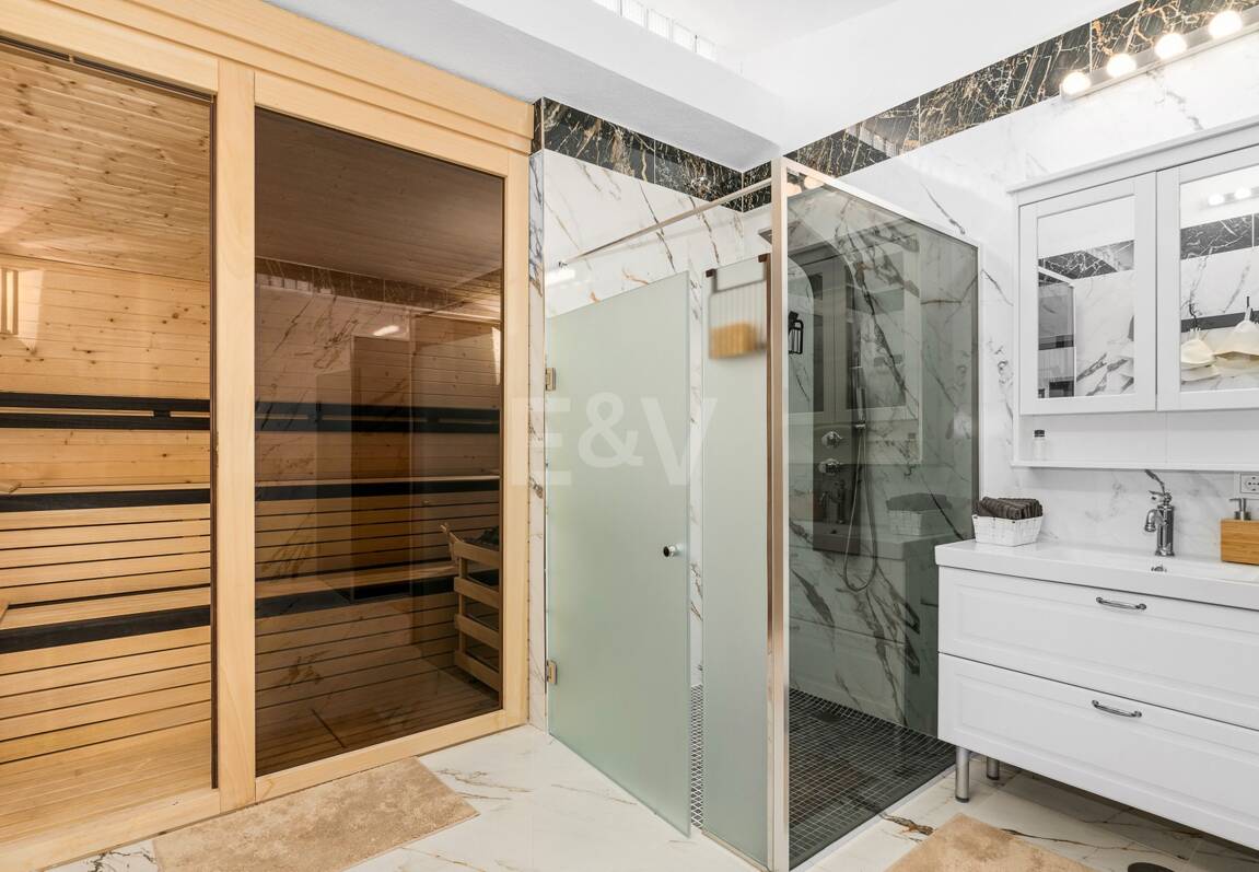 Investment Opportunity 200m from the Beach, Large Plot with Villa in Reserva de los Monteros