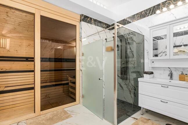 Investment Opportunity 200m from the Beach, Large Plot with Villa in Reserva de los Monteros