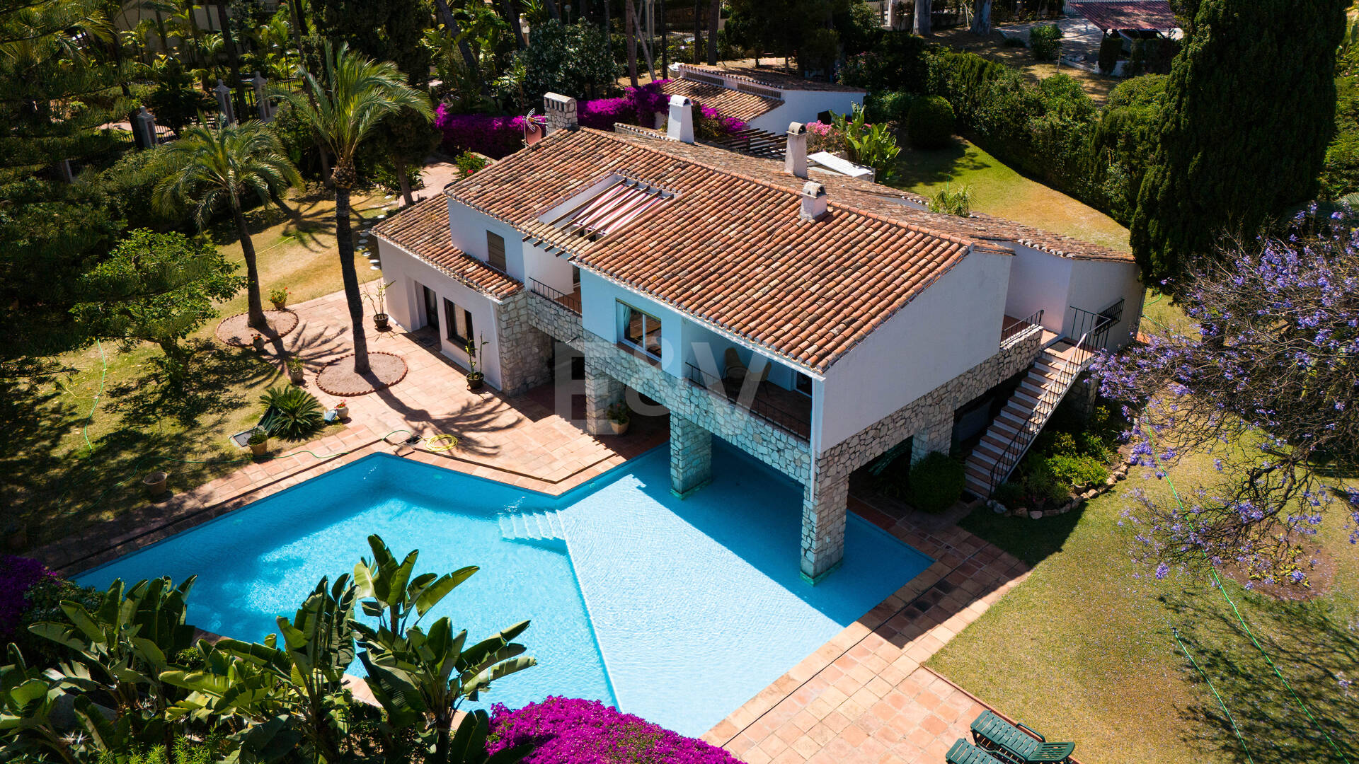 Investment Opportunity 200m from the Beach, Large Plot with Villa in Reserva de los Monteros