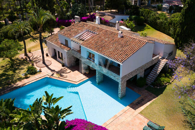 Investment Opportunity 200m from the Beach, Large Plot with Villa in Reserva de los Monteros
