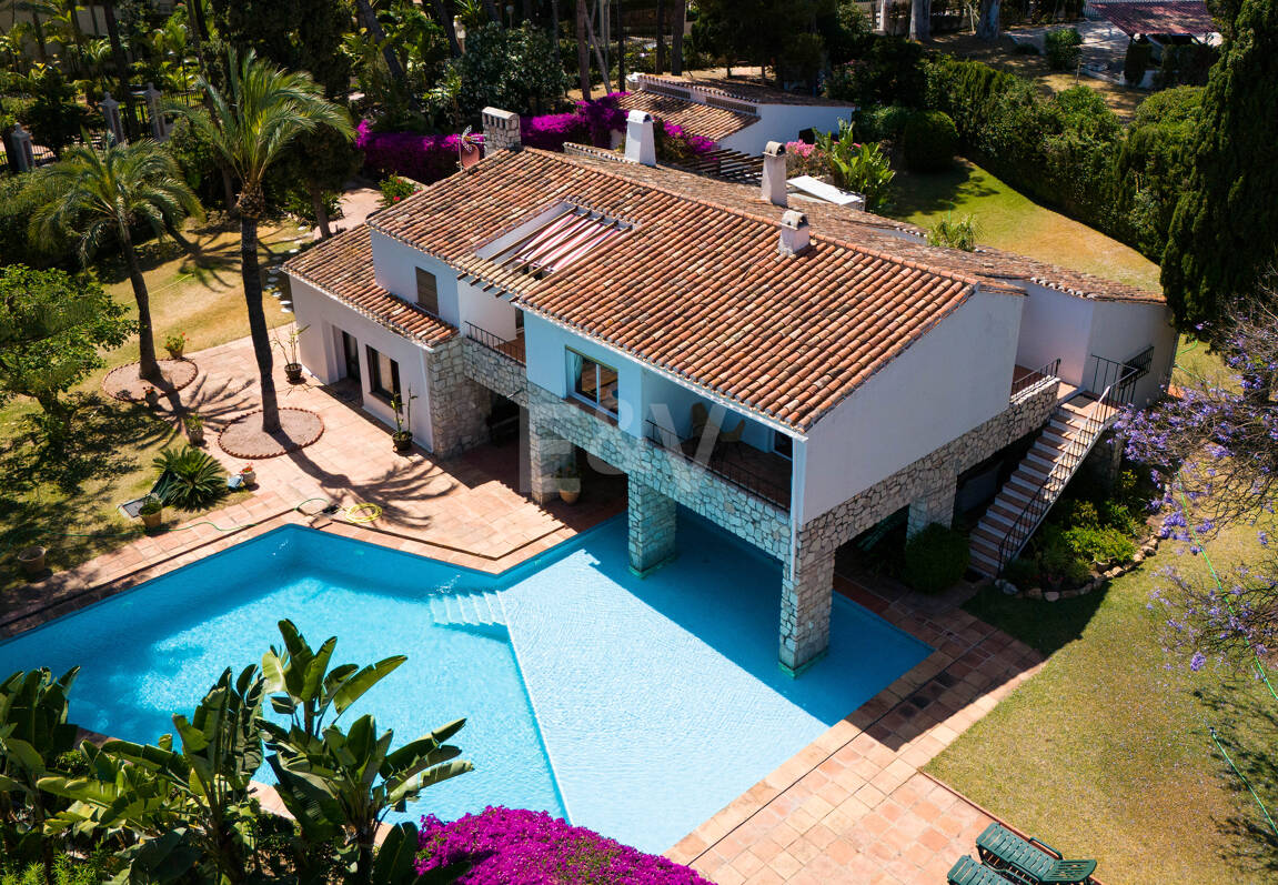 Investment Opportunity 200m from the Beach, Large Plot with Villa in Reserva de los Monteros