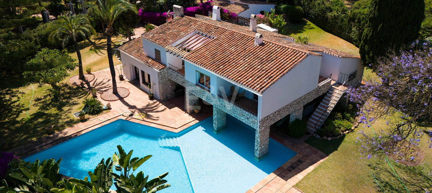 Investment Opportunity 200m from the Beach, Large Plot with Villa in Reserva de los Monteros