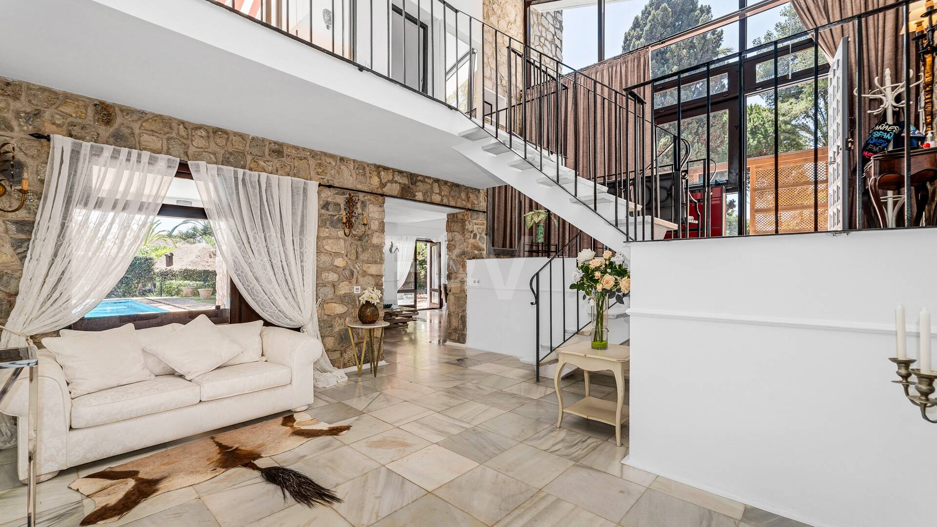 Investment Opportunity 200m from the Beach, Large Plot with Villa in Reserva de los Monteros