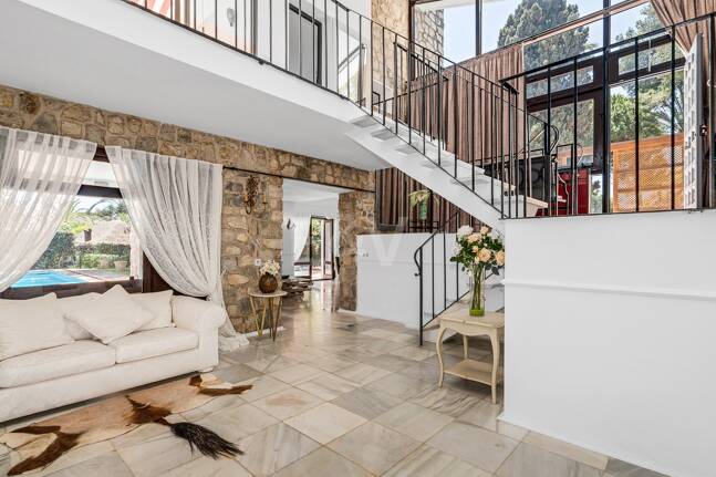 Investment Opportunity 200m from the Beach, Large Plot with Villa in Reserva de los Monteros