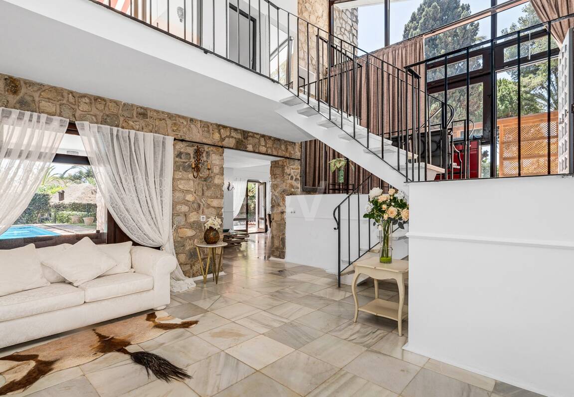 Investment Opportunity 200m from the Beach, Large Plot with Villa in Reserva de los Monteros