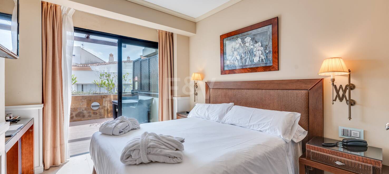 Große Investitionsmöglichkeit in Puerto Banús: 2 Apartments & 1 Penthouse