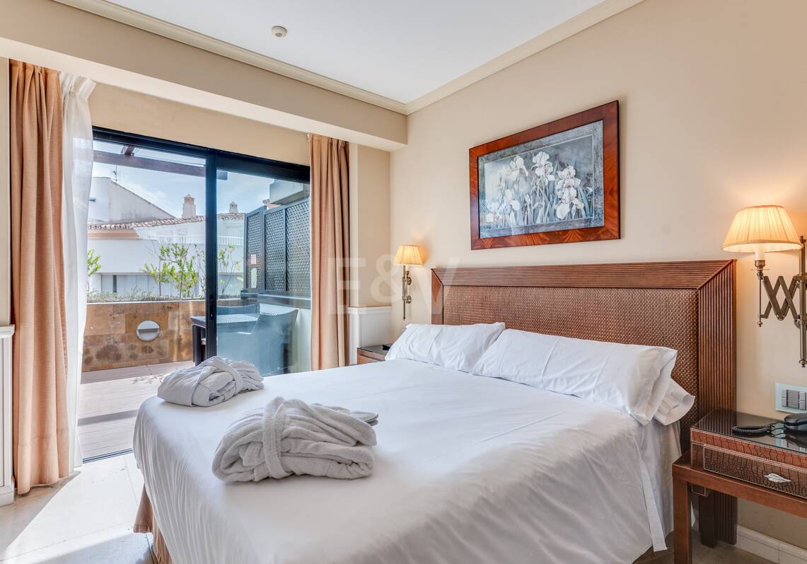 Grande opportunité d'investissement à Puerto Banús: 2 Appartements de luxe & 1 Penthouse