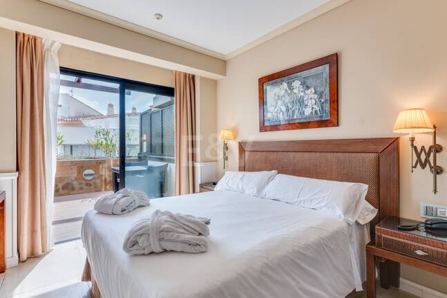 Stor investeringsmöjlighet i Puerto Banús: 2 lyxlägenheter & 1 Penthouse