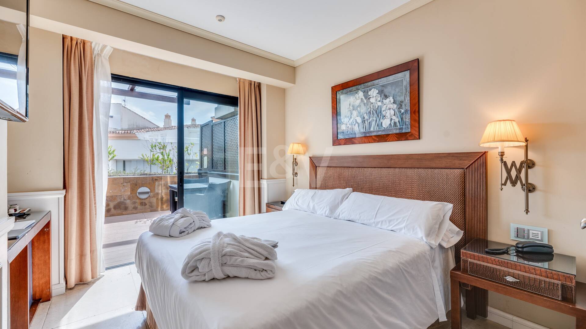 Große Investitionsmöglichkeit in Puerto Banús: 2 Apartments & 1 Penthouse