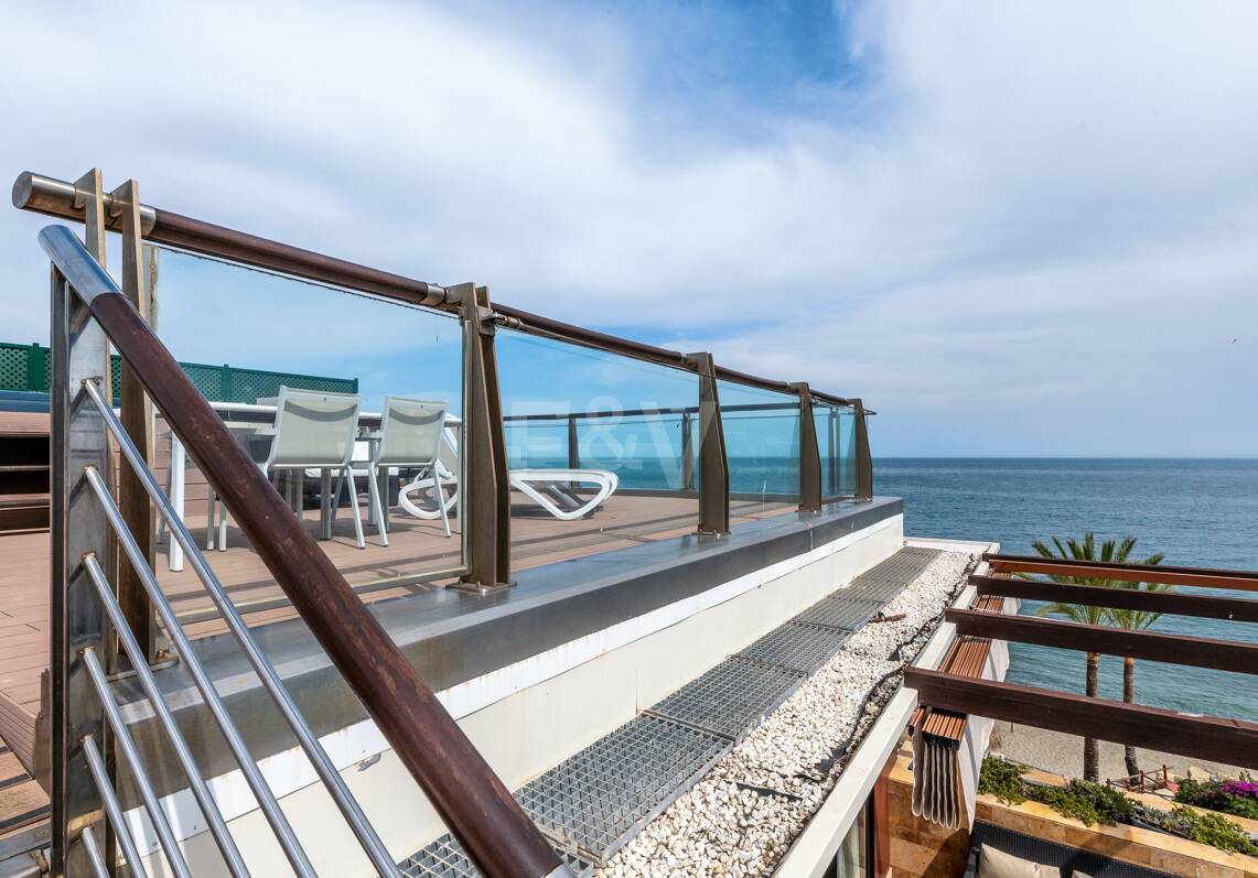 Grande opportunité d'investissement à Puerto Banús: 2 Appartements de luxe & 1 Penthouse