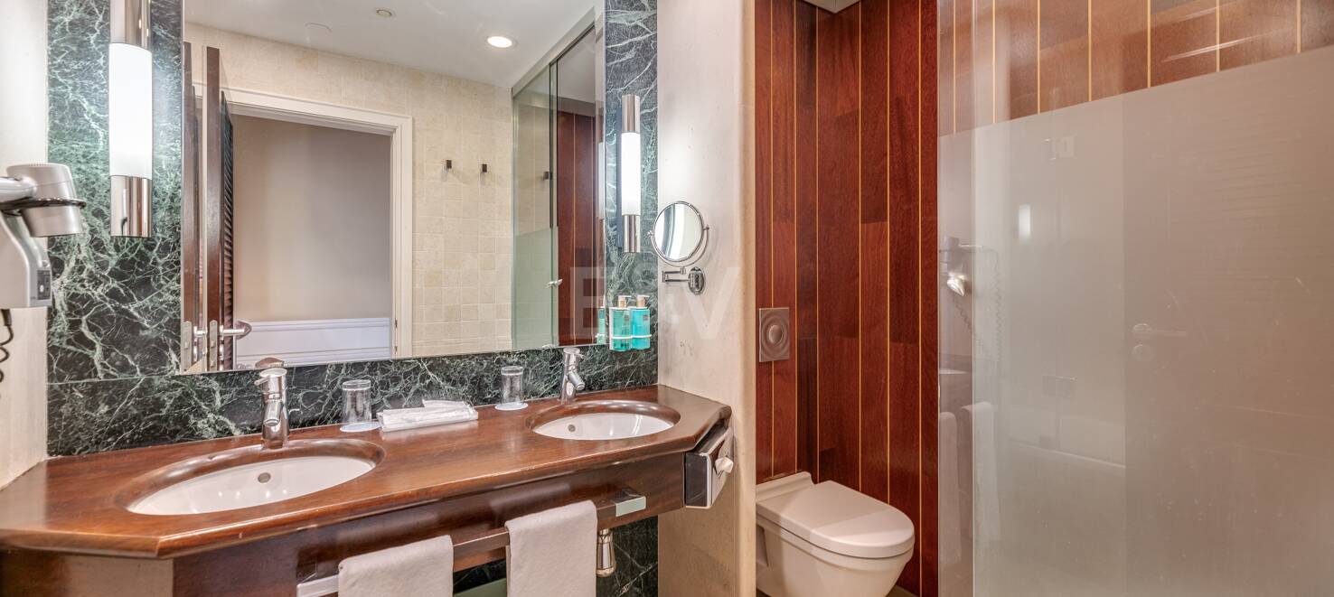 Große Investitionsmöglichkeit in Puerto Banús: 2 Apartments & 1 Penthouse