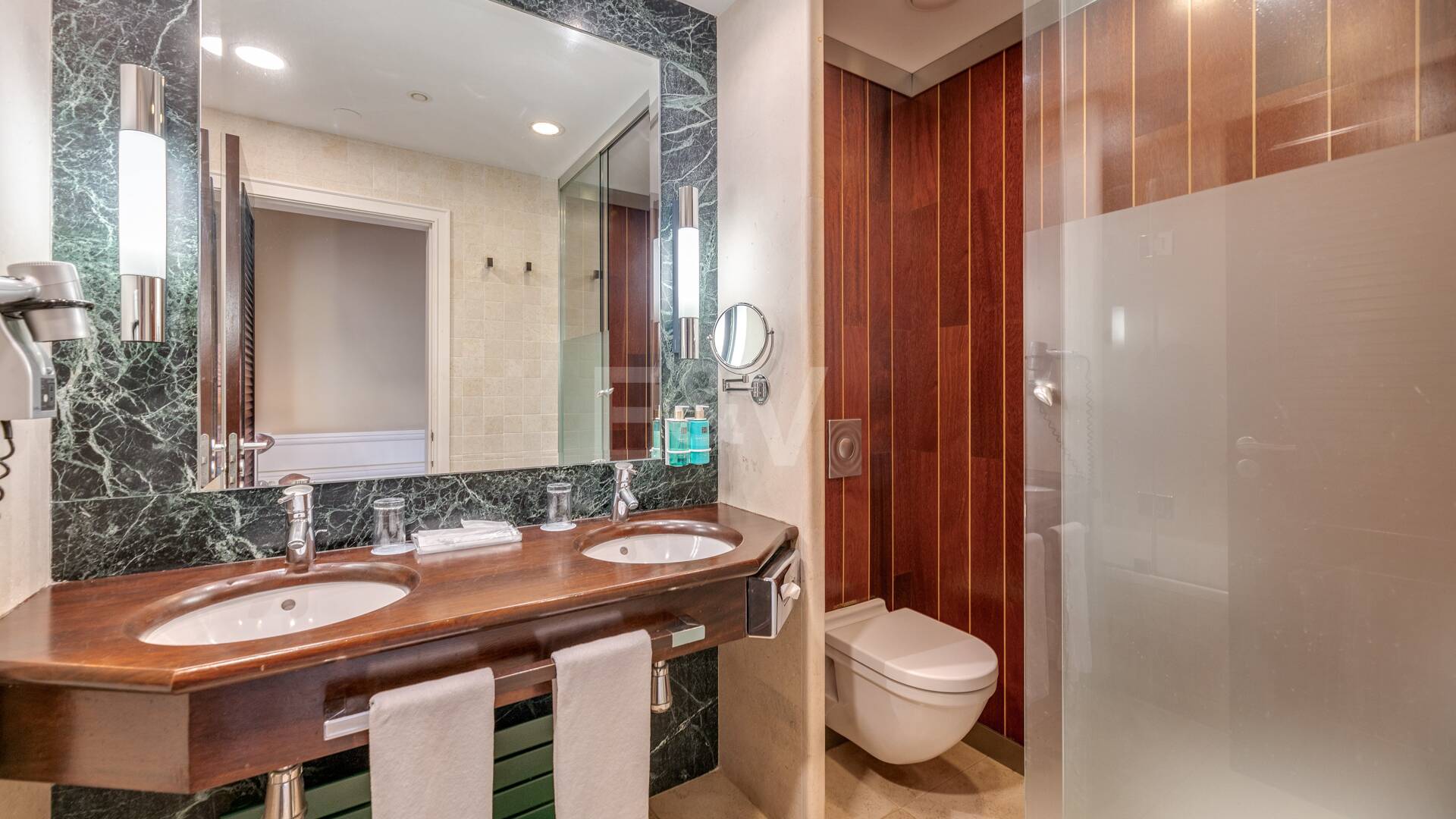 Große Investitionsmöglichkeit in Puerto Banús: 2 Apartments & 1 Penthouse