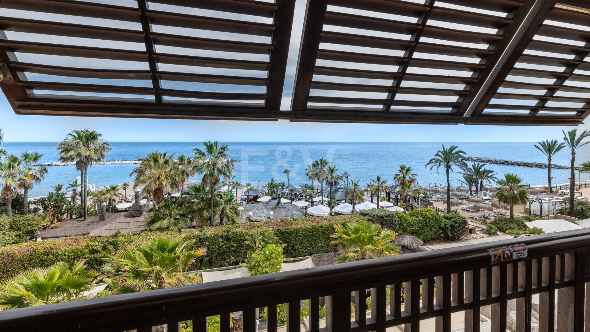 Große Investitionsmöglichkeit in Puerto Banús: 2 Apartments & 1 Penthouse
