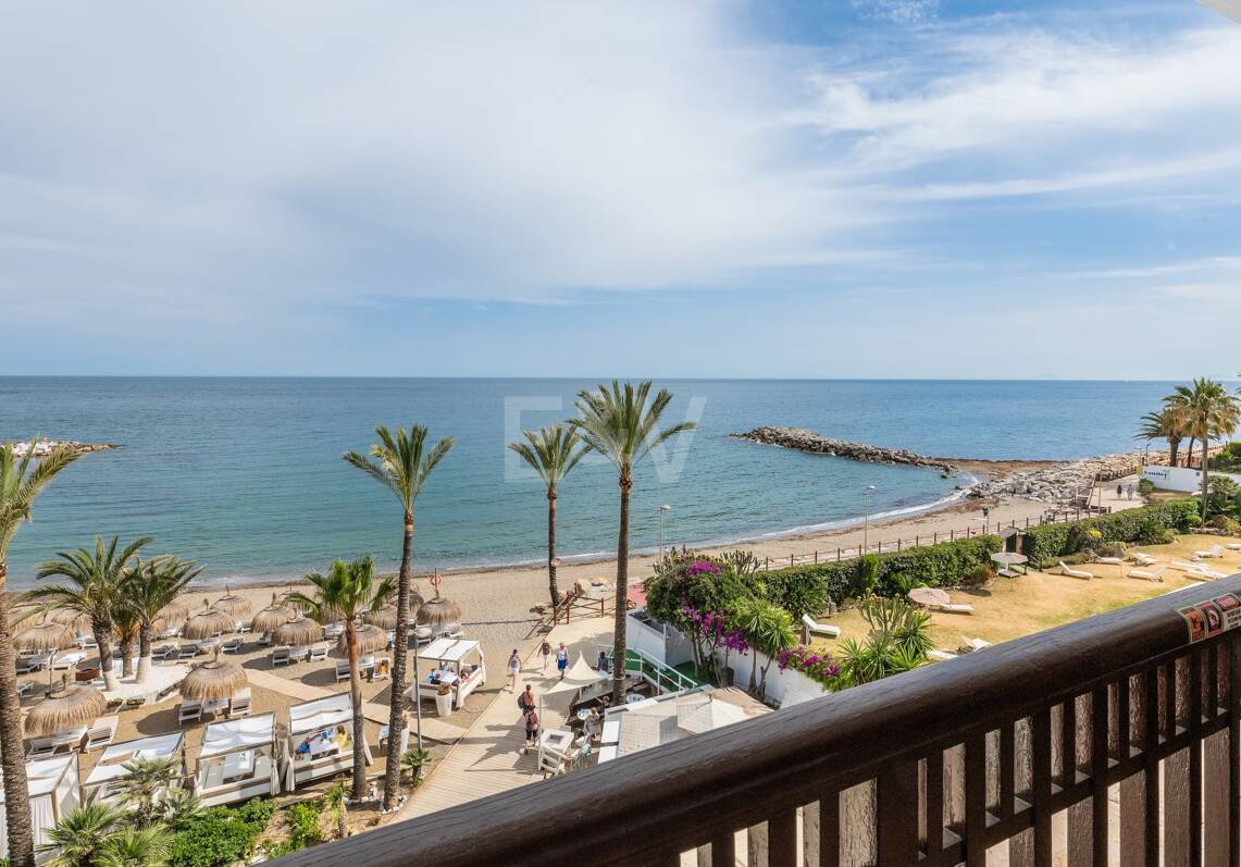 Grande opportunité d'investissement à Puerto Banús: 2 Appartements de luxe & 1 Penthouse