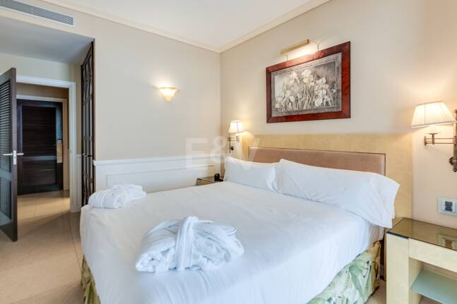 Stor investeringsmöjlighet i Puerto Banús: 2 lyxlägenheter & 1 Penthouse