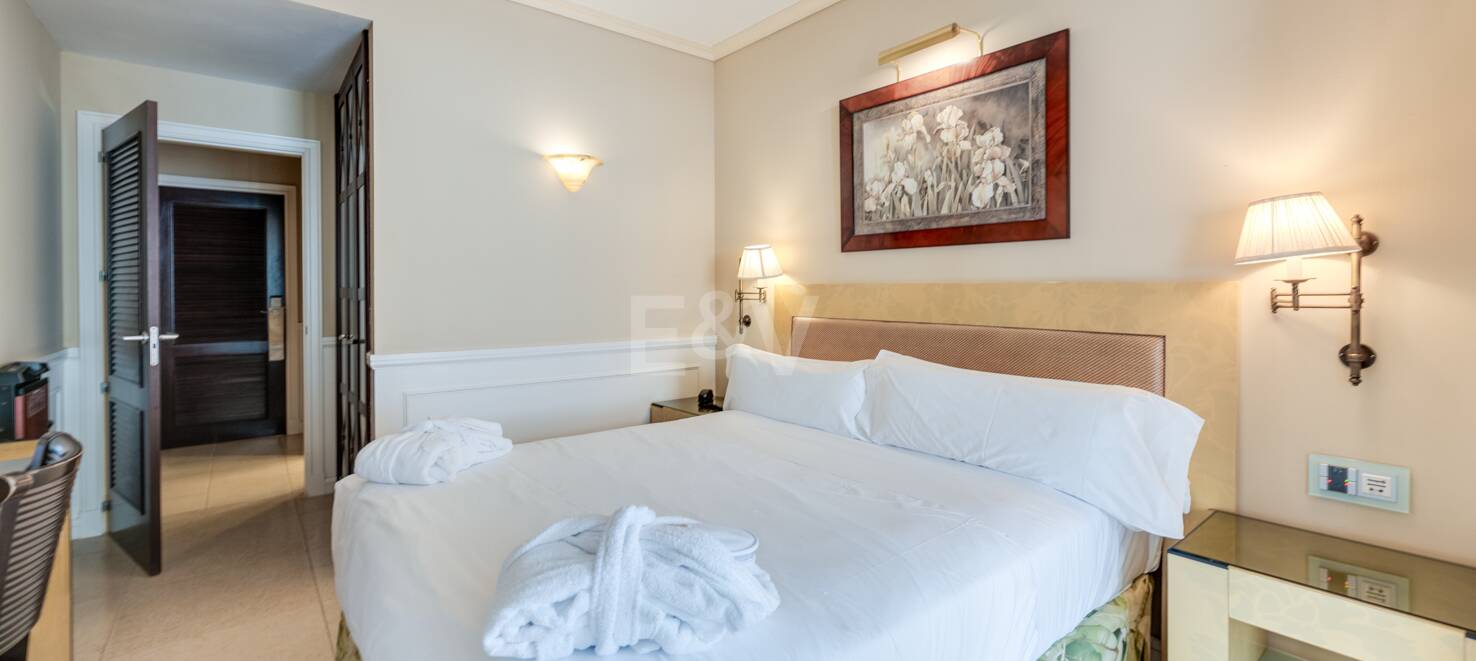 Große Investitionsmöglichkeit in Puerto Banús: 2 Apartments & 1 Penthouse