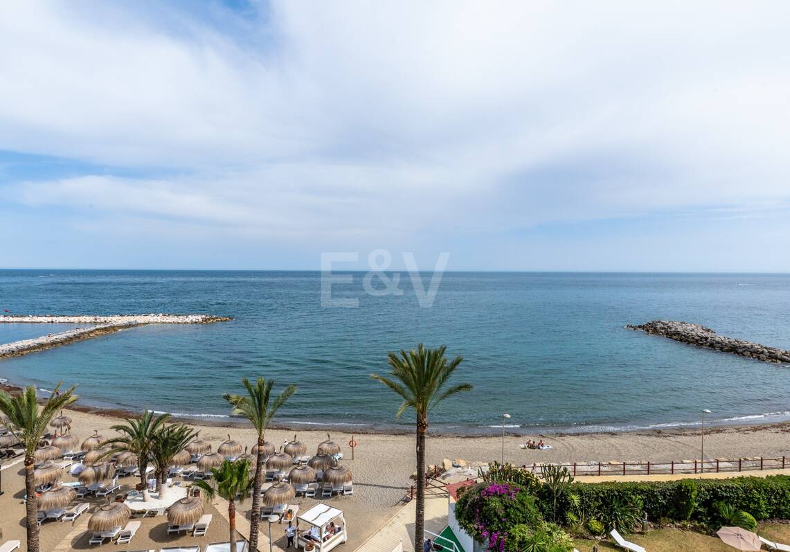 Grande opportunité d'investissement à Puerto Banús: 2 Appartements de luxe & 1 Penthouse