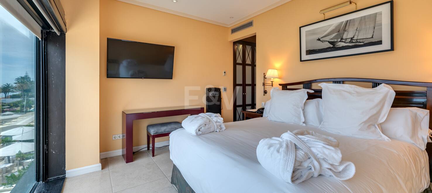 Große Investitionsmöglichkeit in Puerto Banús: 2 Apartments & 1 Penthouse