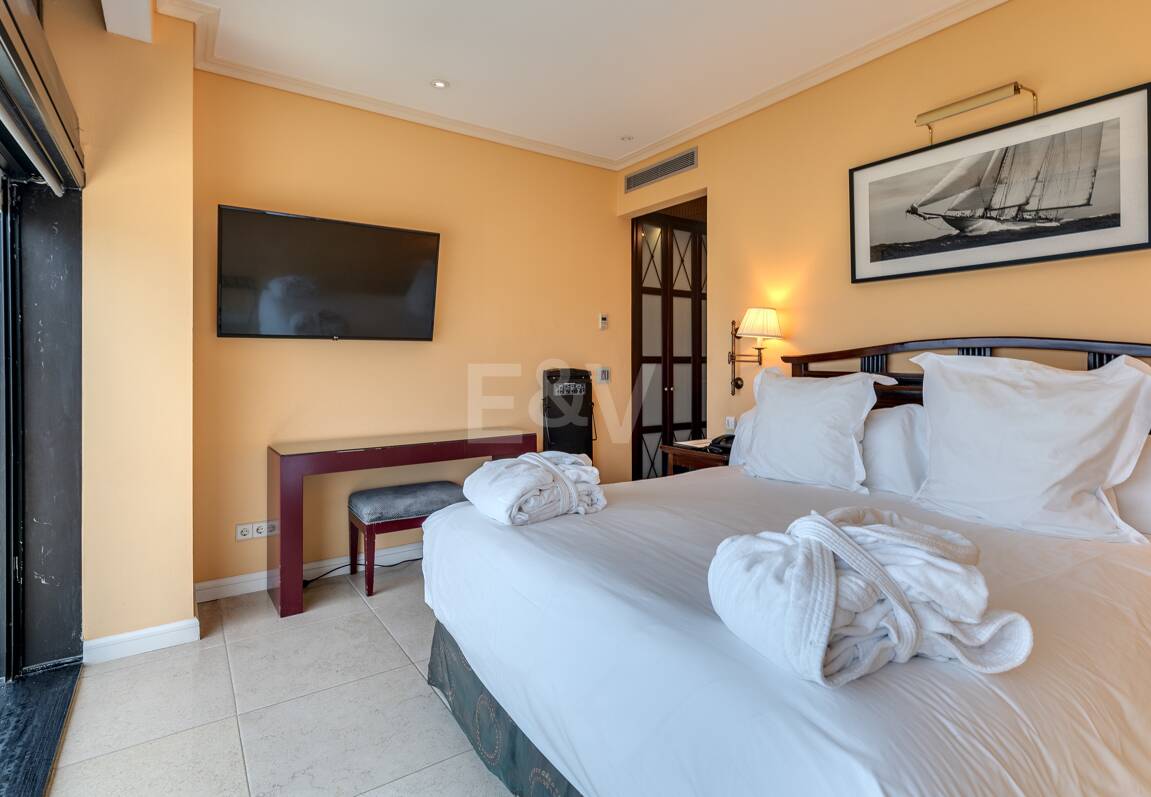 Stor investeringsmöjlighet i Puerto Banús: 2 lyxlägenheter & 1 Penthouse