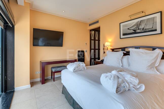 Stor investeringsmöjlighet i Puerto Banús: 2 lyxlägenheter & 1 Penthouse