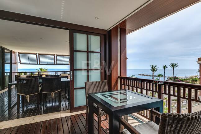 Stor investeringsmöjlighet i Puerto Banús: 2 lyxlägenheter & 1 Penthouse