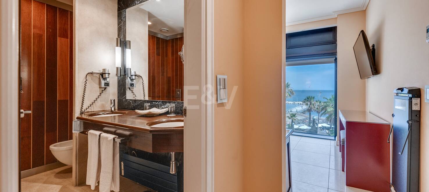 Große Investitionsmöglichkeit in Puerto Banús: 2 Apartments & 1 Penthouse