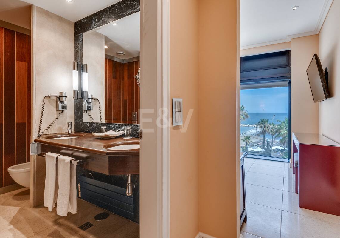 Grande opportunité d'investissement à Puerto Banús: 2 Appartements de luxe & 1 Penthouse