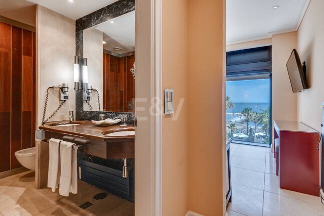 Stor investeringsmöjlighet i Puerto Banús: 2 lyxlägenheter & 1 Penthouse