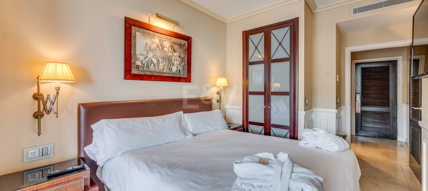 Große Investitionsmöglichkeit in Puerto Banús: 2 Apartments & 1 Penthouse