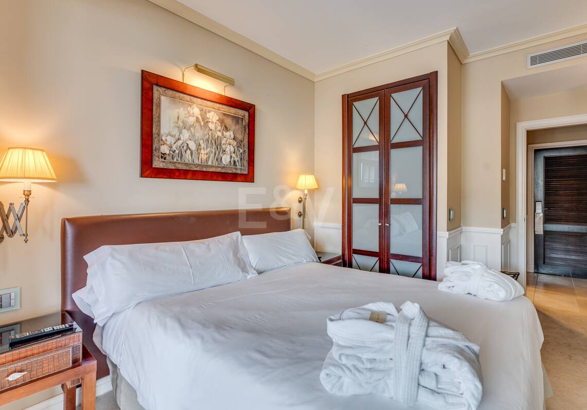 Grande opportunité d'investissement à Puerto Banús: 2 Appartements de luxe & 1 Penthouse