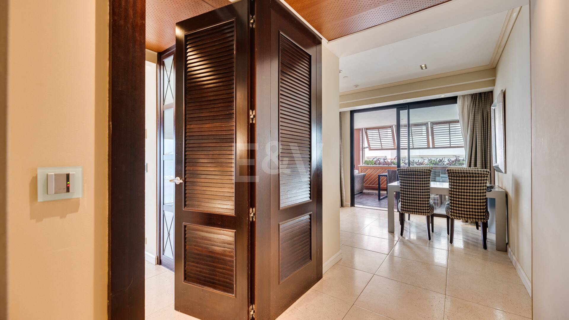 Große Investitionsmöglichkeit in Puerto Banús: 2 Apartments & 1 Penthouse