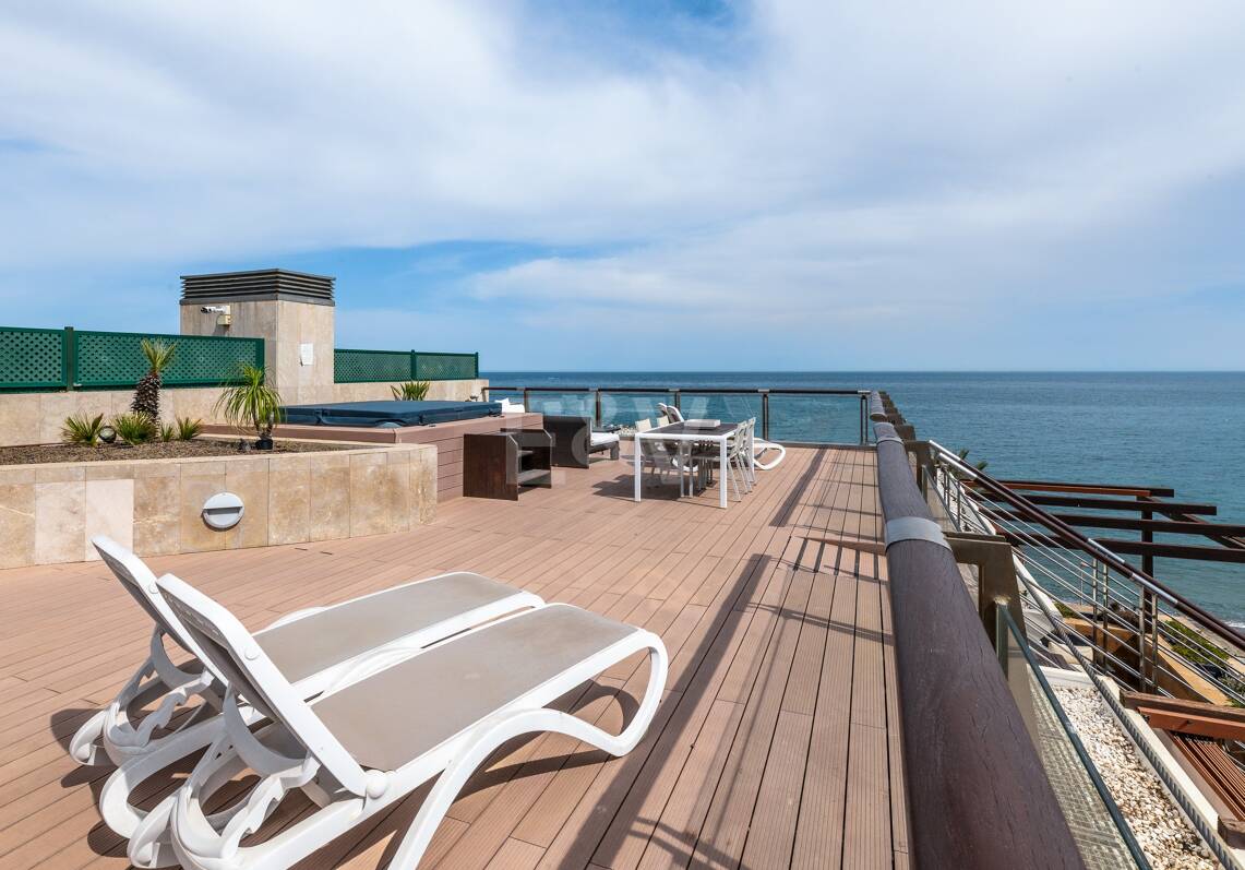 Grande opportunité d'investissement à Puerto Banús: 2 Appartements de luxe & 1 Penthouse