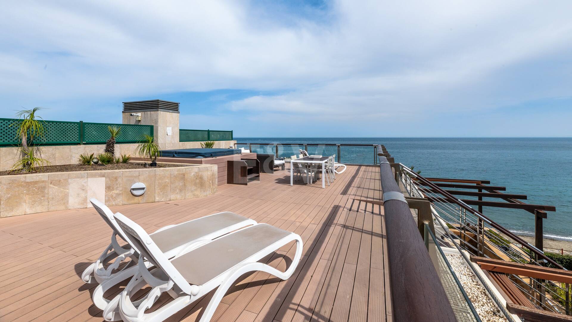 Große Investitionsmöglichkeit in Puerto Banús: 2 Apartments & 1 Penthouse