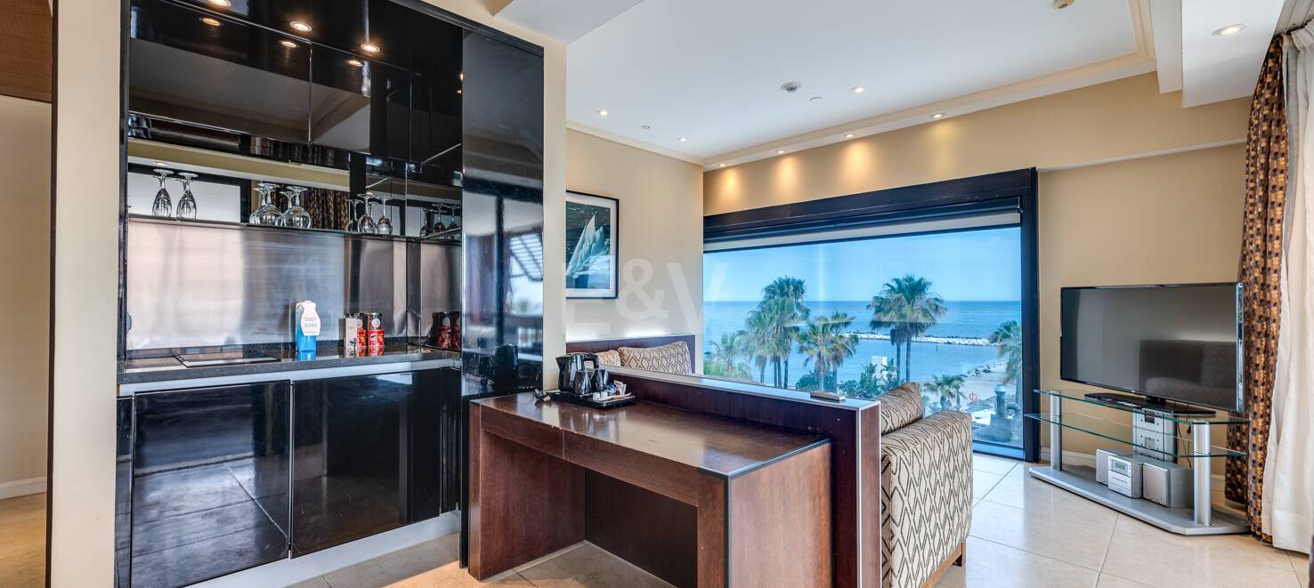 Große Investitionsmöglichkeit in Puerto Banús: 2 Apartments & 1 Penthouse