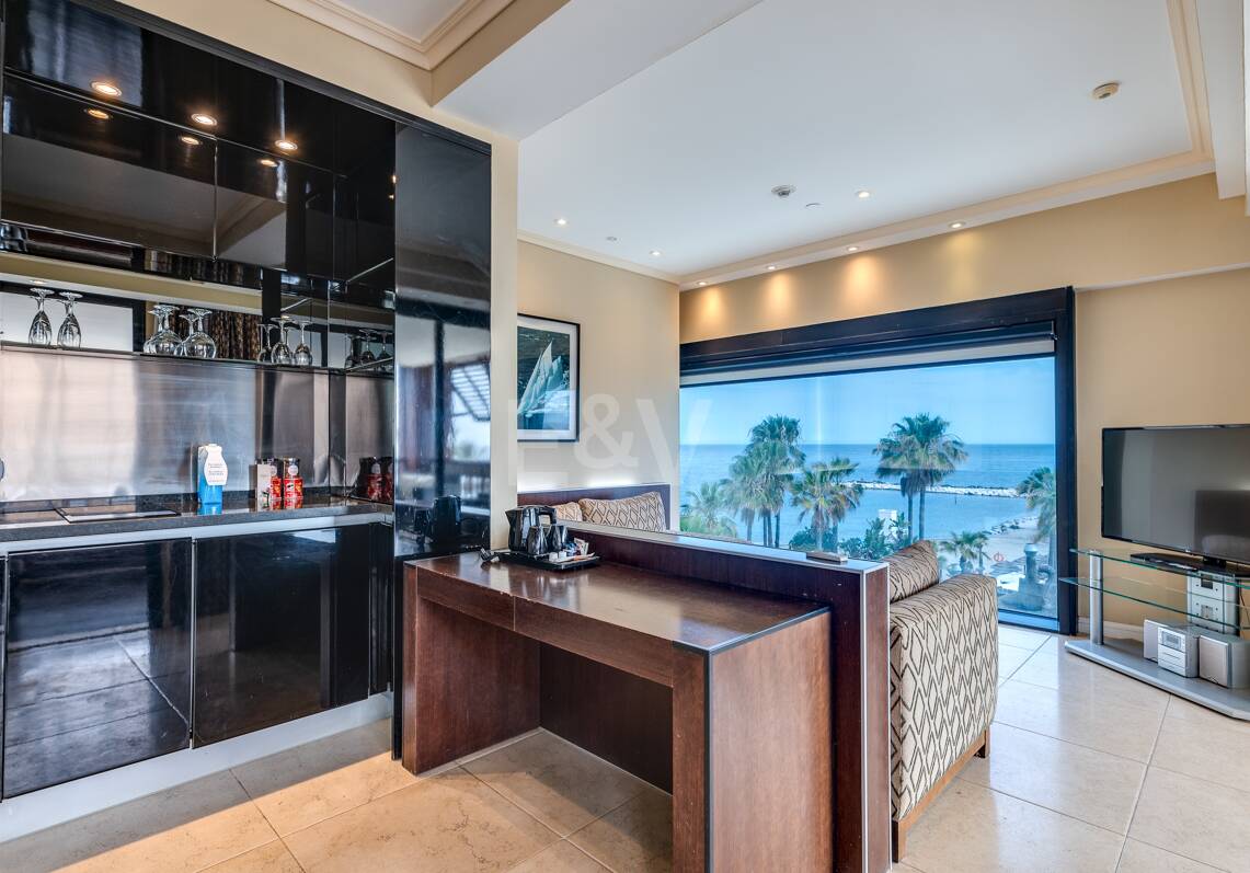 Grande opportunité d'investissement à Puerto Banús: 2 Appartements de luxe & 1 Penthouse