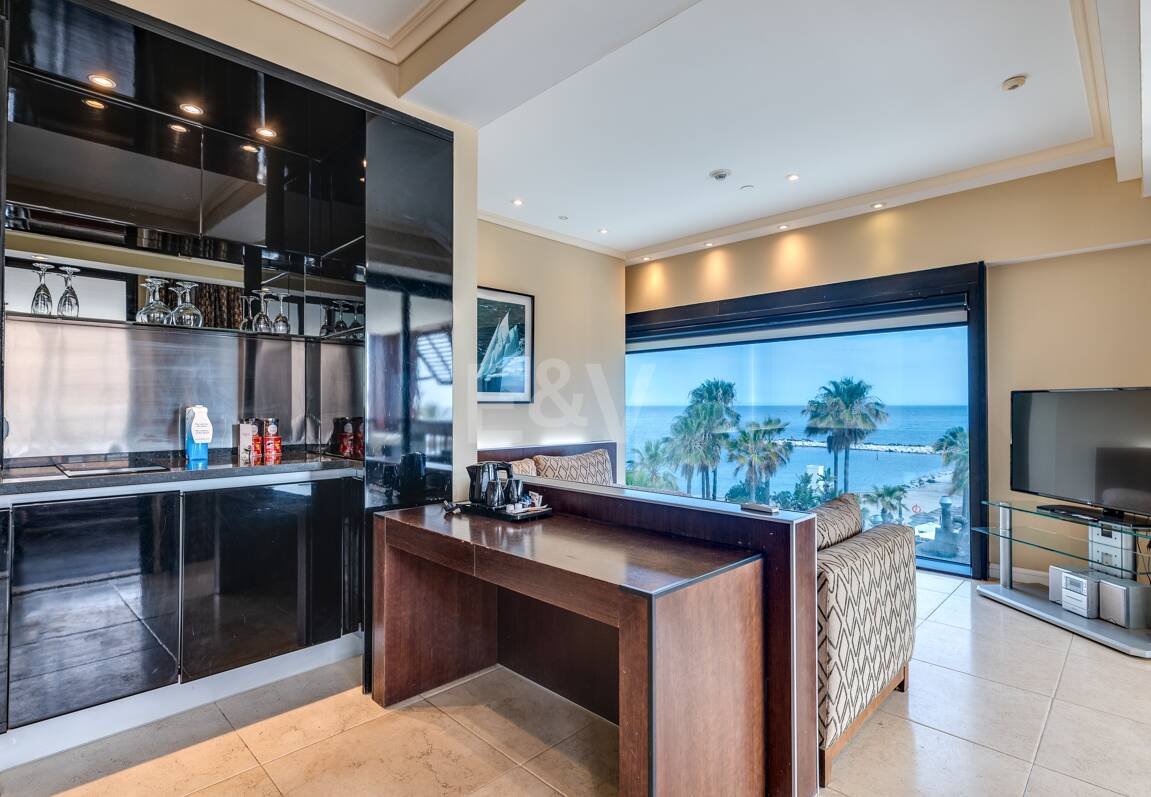 Stor investeringsmöjlighet i Puerto Banús: 2 lyxlägenheter & 1 Penthouse