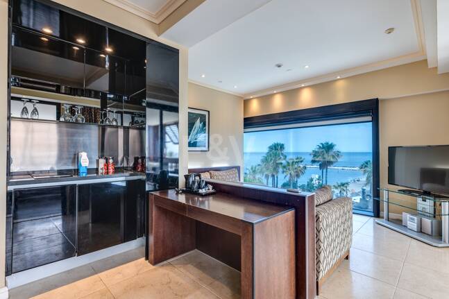 Stor investeringsmöjlighet i Puerto Banús: 2 lyxlägenheter & 1 Penthouse