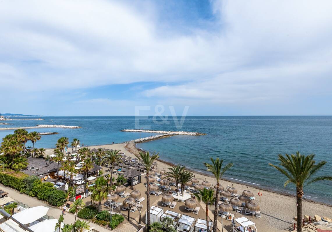 Grande opportunité d'investissement à Puerto Banús: 2 Appartements de luxe & 1 Penthouse