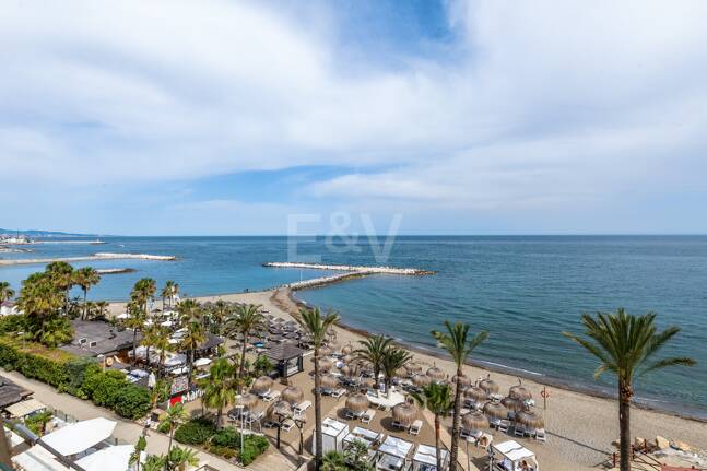 Stor investeringsmöjlighet i Puerto Banús: 2 lyxlägenheter & 1 Penthouse