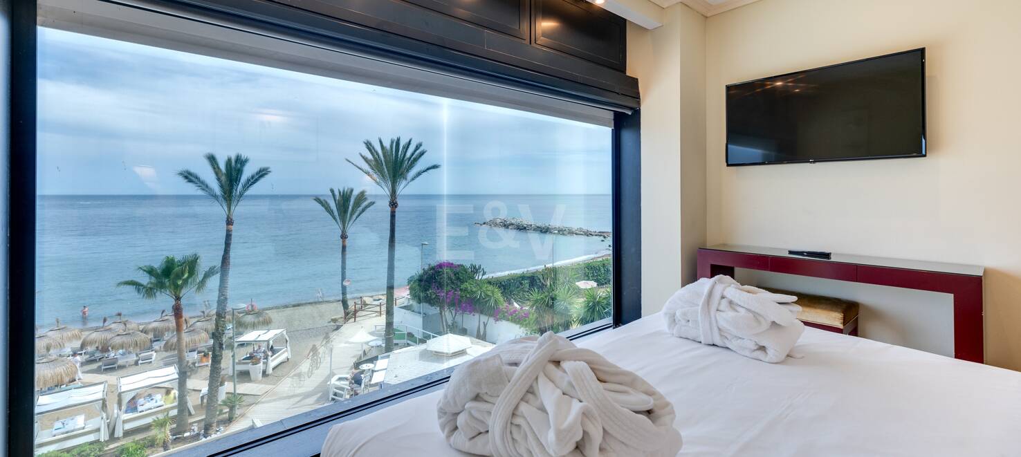 Große Investitionsmöglichkeit in Puerto Banús: 2 Apartments & 1 Penthouse